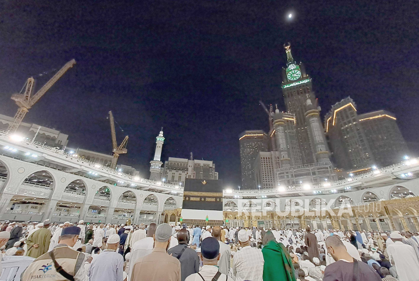 Umat Islam menghadap ka bah jelang shalat Subuh di Masjidil Haram, Makkah, Arab Saudi, Jumat (7/7/2023). 