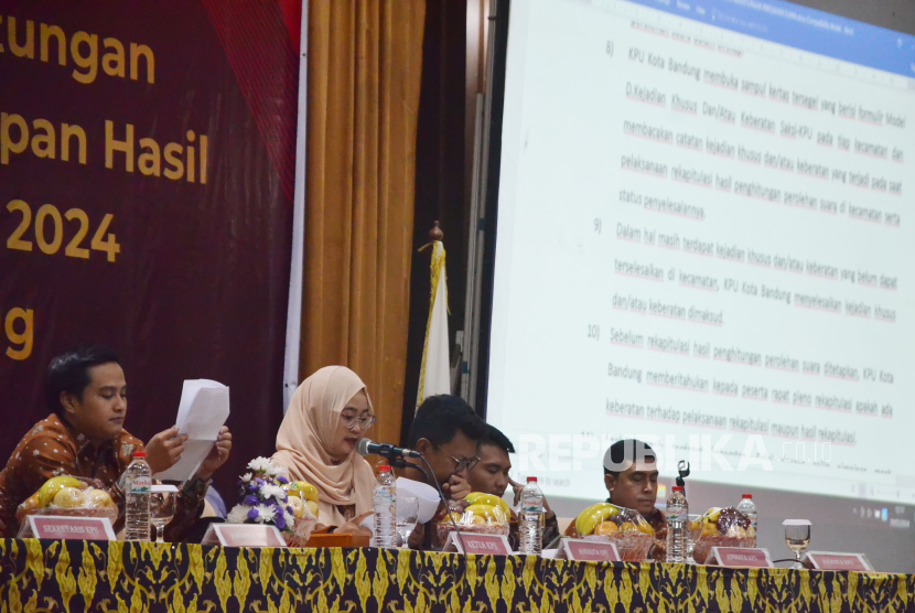 Ketua KPU Kota Bandung Wenti Frihadianti memimpin Rapat Pleno Rekapitulasi 