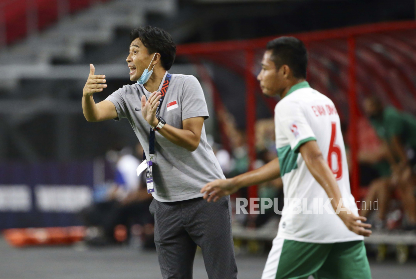 Pelatih kepala Singapura, Tatsuma Yoshida bereaksi di pinggir lapangan saat pertandingan leg pertama semifinal Piala Suzuki AFF 2020 antara Singapura dan Indonesia di Singapura, Rabu, 22 Desember 2021.