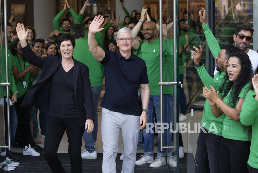 CEO Apple Tim Cook resmi membuka Apple Store pertama di Delhi, India, resmi dibuka pada Kamis (20/4). Dalam waktu singkat, gerai Apple Store kedua di India tersebut langsung dipenuhi oleh ratusan pengunjung.