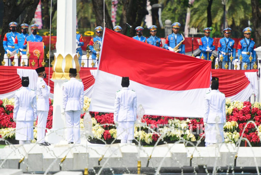 Anggota Paskibraka mengibarkan bendera merah putih saat Upacara Peringatan Detik-Detik Proklamasi 1945 yang dipimpin oleh Presiden Joko Widodo di Istana Merdeka, Jakarta, Selasa (17/8/2021). Peringatan HUT Kemerdekaan ke-76 Republik Indonesia ini mengangkat tema Indonesia Tangguh Indonesia Tumbuh. 