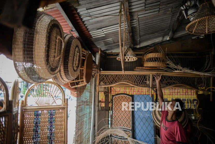 Pengrajin merapikan perabot berbahan rotan di industri rumahan di Jalan Raya Pasar Minggu, Kalibata, Jakarta Selatan. Satgas PEN menyatakan, serapan anggaran program PEN terbesar terjadi pada Banpres Produktif Usaha Mikro,