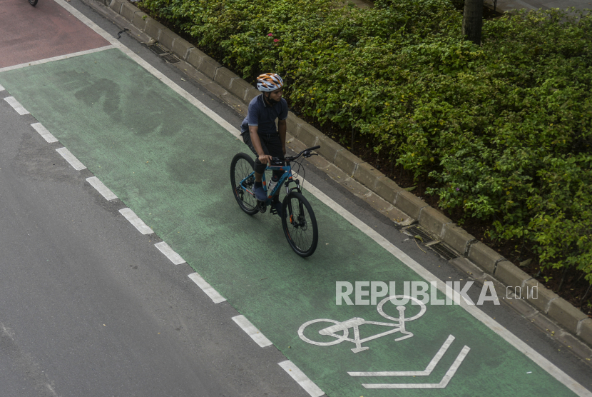 Pesepeda melintas di jalur sepeda di kawasan Sudirman, Jakarta (ilustrasi).  Warga di sejumlah kota-kota besar dunia mulai menggunakan sepeda sebagai alat transportasi.