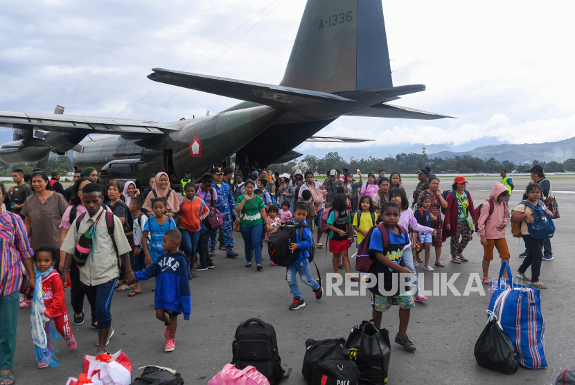 Pengungsi berjalan menuruni pesawat Hercules TNI AU ketika tiba di Bandar Udara Wamena, Kabupaten Jayawijaya, Papua, Kamis (10/10/2019). Sebanyak 88 pengungsi yang didominasi warga asal Sumatera Utara kembali ke Wamena setelah eksodus ke Jayapura pascaaksi unjuk rasa yang berujung anarkis pada 23 September 2019 lalu