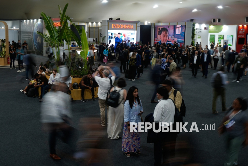 Partisipan berjalan di depan Paviliun Indonesia pada KTT Iklim PBB COP30, di Belem, Brasil, Senin (10/11/2025).