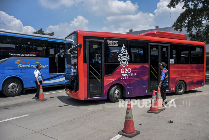 Bus listrik melaju di Terminal Leuwipanjang, Kota Bandung. Dishub Jabar sebut belum ada kesepakatan dalam pengelolaan bus listrik G20.