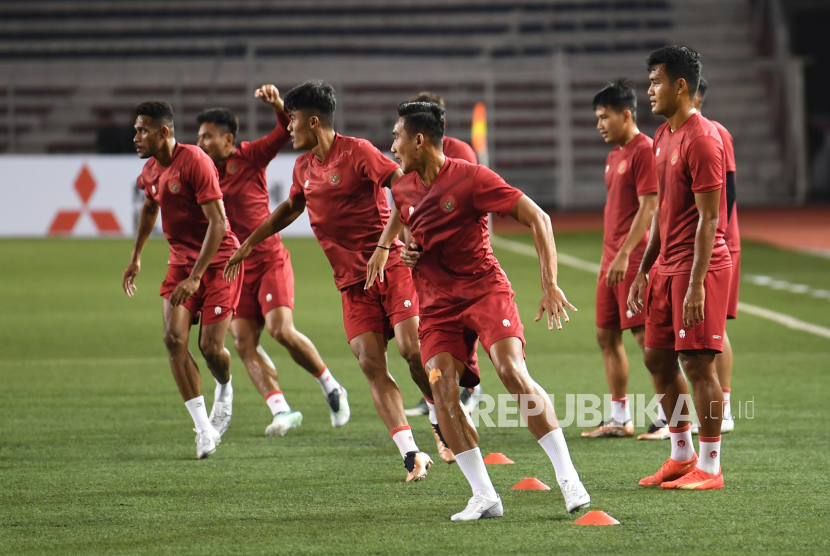 Pesepak bola Timnas Indonesia berlatih menjelang laga lanjutan Grup A Piala AFF di Rizal Memorial Stadium, Manila, Filipina, Ahad (1/1/2023). Indonesia akan menghadapi Filipina pada laga terakhir babak grup yang akan menentukan kelolosan tim ke babak semi final. 