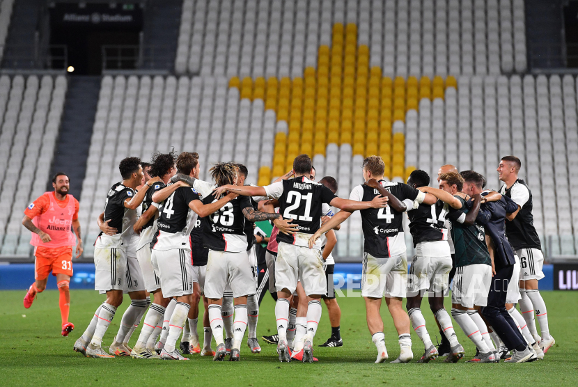 Pemain Juventus berselebrasi setelah memenangkan gelar Serie A (Scudetto) untuk musim kesembilan berturut-turut di stadion Allianz di Turin, Italia, Ahad (26/7/2020).