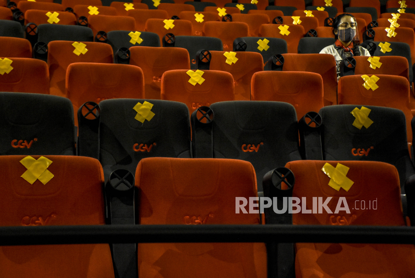 Pengunjung berada di studio bioskop CGV Cinemas di Bandung Electronic Center, Jalan Purnawarman, Kota Bandung, Jumat (9/10). Pemerintah Kota Bandung memberikan relaksasi kepada sembilan bioskop untuk dapat beroperasi di masa adaptasi kebiasaan baru (AKB) yang diperketat, meski status wilayah Kota Bandung masuk kategori zona merah. Kesembilan bioskop tersebut dianggap dapat memenuhi standar protokol kesehatan. Foto: Abdan Syakura/Republika