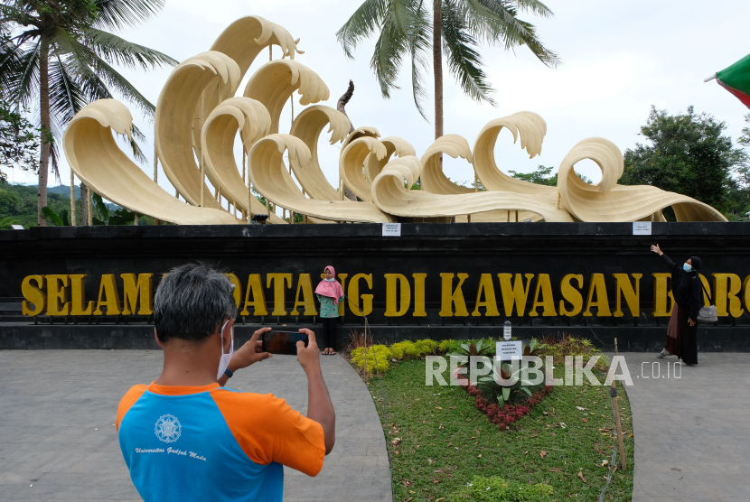 Sejumlah warga berada di sekitar gerbang Kapal Samudra Raksa Klangon, Banjaroyo, Kalibawang, Kulon Progo, DI Yogyakarta, Senin (4/1/2021). Gerbang Kapal Samudra Raksa dibangun oleh kementerian PUPR sebagai gapura pintu masuk kawasan destinasi prioritas program Kawasan Strategis Pariwisata Nasional (KSPN) Borobudur. 