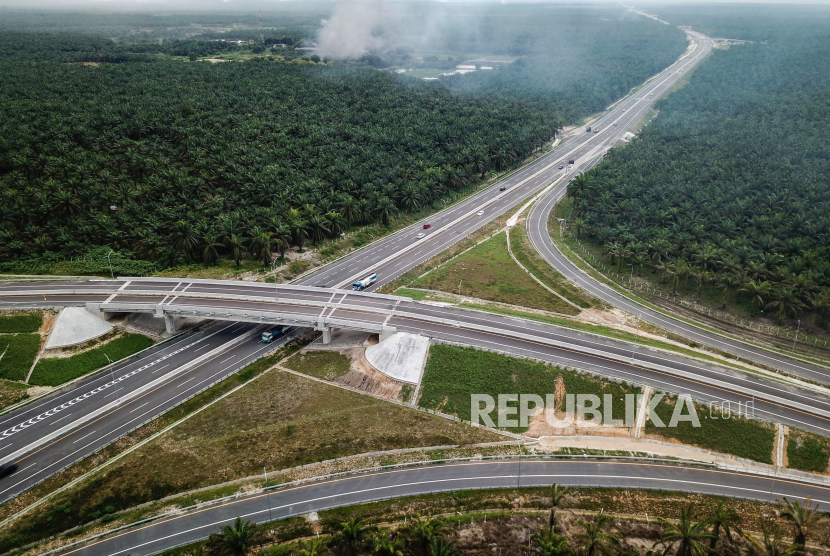 Foto udara Tol Pekanbaru-Dumai di Riau, Sabtu (26/9/2020). Dua ruas jalan tol Pekanbaru-Bangkinang (Penang) dan Pekanbaru-Dumai (Permai) diprediksi akan berkontribusi pada trafik dan pendapatan terbesar dari Jalan Tol Trans Sumatera (JTTS). 