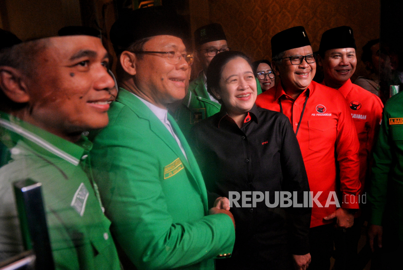 Ketua DPP Partai Demokrasi Indonesia Perjuangan (PDIP) Puan Maharani (tengah) berfoto bersama Plt Ketua Umum Partai Persatuan Pembangunan (PPP) Muhammad Mardiono (kedua kiri) Sekjen PPP Arwani Thomafi (kiri) dan Sekjen PDIP Hasto Kristiyanto (kedua kanan) saat tiba di Kantor DPP PPP, Jakarta, Senin (29/5/2023). PPP mengusulkan dua nama untuk menjadi cawapres Ganjar Pranowo.