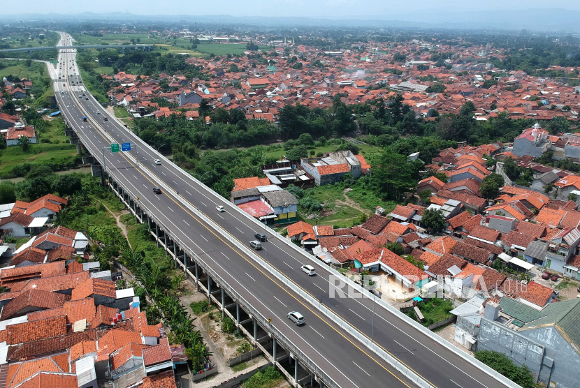 Foto udara kendaraan pemudik melintas di jalan tol Pejagan-Pemalang, Adiwerna, Kabupaten Tegal, Jawa Tengah, Senin (8/4/2024). Menurut data Pejagan Pemalang Tol Road (PPTR) pada H-2 lebaran masih memberlakukan one way meskipun volume kendaraan pemudik dari arah Jakarta menuju Jawa Tengah mulai mengalami penurunan dengan jumlah estimasi 64.310 dibandingkan pada H-3 mencapai 107.527 kendaraan. 
