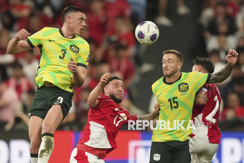 Pemain timnas Indonesia Calvin Verdonk berebut bola dengan pemain Australia pada pertandingan kualifikasi Piala Dunia di Stadion Sepak Bola Sydney, Australia, Kamis, (20/3/2025). Indonesia takluk dari The Socceroos dengan skor 1-5.