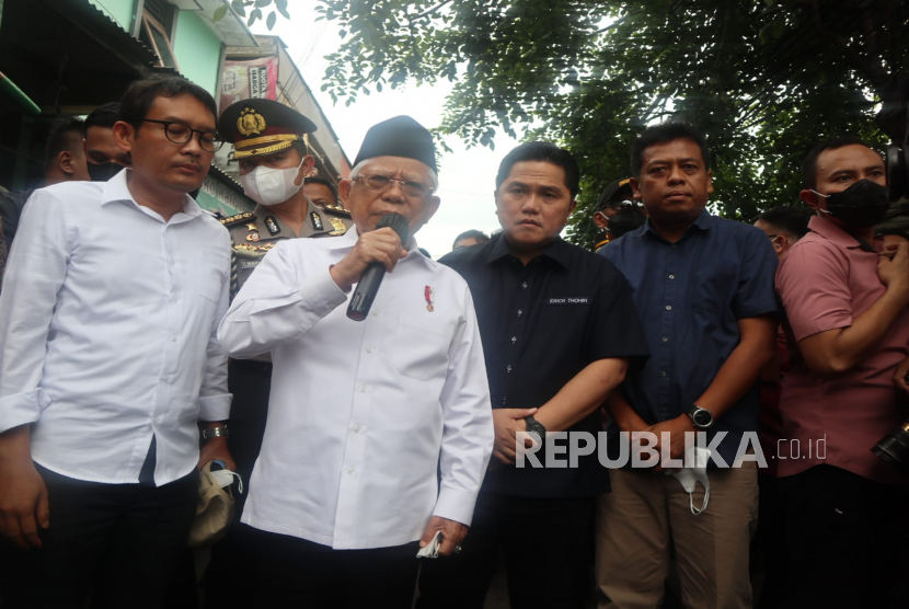 Wakil Presiden Maruf Amin didampingi Menteri BUMN Erick Thohir dalam keterangan persnya usai meninjau lokasi kebakaran Depo Pertamina Plumpang, Jakarta, Utara, Sabtu  (4/3/2023).