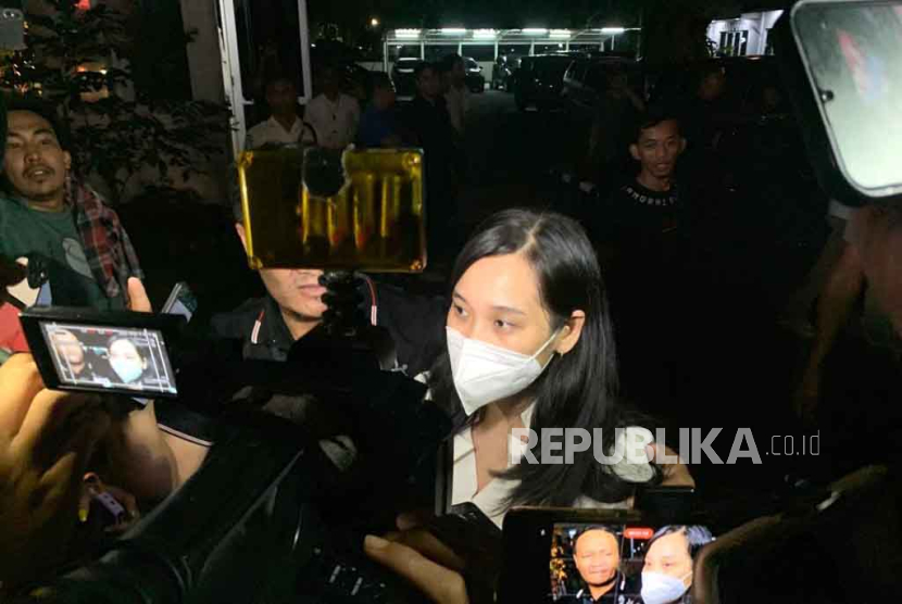 Selebgram bernama Virly Virginia telah menjalani pemeriksaan perdana sebagai saksi kasus film porno lokal di Polda Metro Jaya, Jakarta Selatan, Selasa (19/9/2023). 