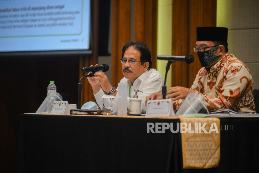 Menteri Agraria dan Tata Ruang atau Kepala Badan Pertahanan Nasional (ATR/BPN) Sofyan Djalil (kiri) bersama Gubernur Jawa Barat RIdwan Kamil (kanan) saat memimpin rapat kordinasi Jabodetabek Punjur, di Bogor, Jawa Barat, Senin (27/7). Rapat tersebut membahas tentang Perpres 60 tahun 2020 tentang rencana Tata Ruang Kawasan Perkotaan Jabodetabek dan Puncak dan Cianjur.