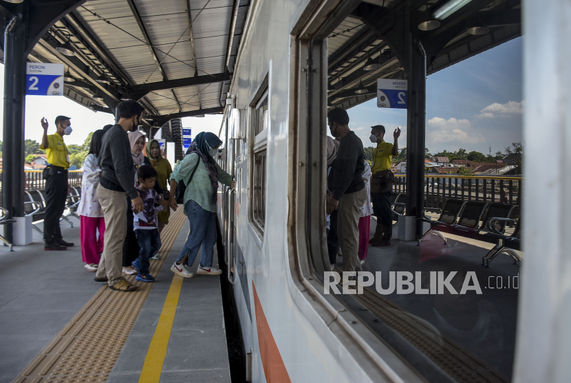 Sejumlah penumpang di Stasiun Gedebage, Kota Bandung, Jawa Barat. PT KAI Daop 2 Bandung menambah perjalanan relasi KA Lodaya relasi Bandung-Solo dan Bandung-Gambir.