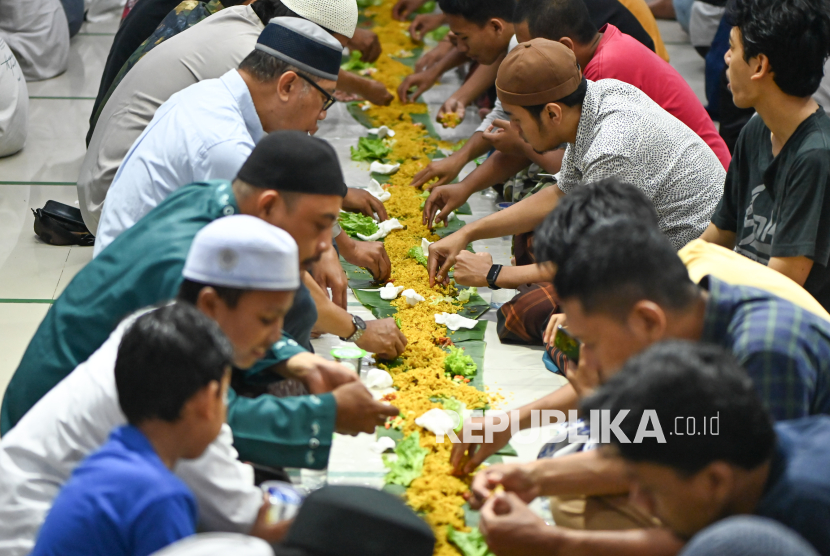 Umat Islam berbuka puasa bersama saat pelaksanaan megibung di Masjid Baitul Makmur, Denpasar, Bali, Ahad (9/3/2025). Tradisi makan bersama khas masyarakat Bali itu dilakukan untuk memperkuat rasa kebersamaan dan persaudaraan sekaligus menjalin silaturahmi saat bulan Ramadhan. 