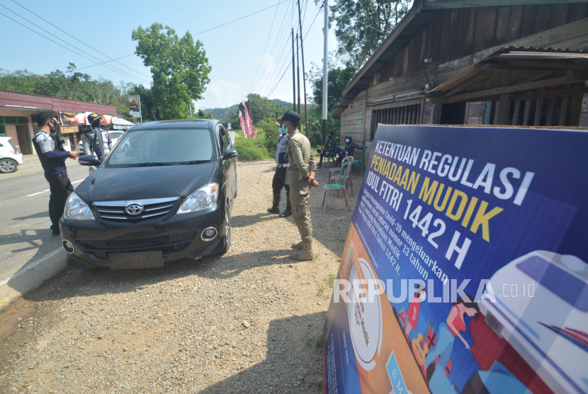 Petugas memberhentikan kendaraan dari arah Riau saat mellintas di Posko Penyekatan perbatasan provinsi, di Pangkalan, Kabupaten Limapuluhkota, Sumatera Barat. Saat ini Sumatra Barat menjadi zona merah Covid 19 (ilustrasi)