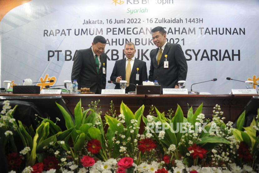 Direktur Bisnis KB Bukopin Syariah Agus Hendro, Direktur Utama KB Bukopin Syariah Hari Wurianto, Direktur Kepatuhan dan Manajemen Risiko Adil Syahputra (dari kiri) berbincang usai mengelar Rapat Umum Pemegang Saham Tahunan (RUPST) Tahun Buku 2021 di Jakarta, Kamis (16/6/2022). RUPST mengesahkan Laporan Keuangan Perseroan untuk tahun buku yang berakhir pada tanggal 31 Desember 2021. Per Maret 2022, KBBS berhasil mencatatkan lama yang tumbuh sebesar 90,5 persen menjadi sebesar Rp 231 juta dibandingkan dengan tahun sebelumnya sebesar Rp 121 juta. Foto: Tahta Aidilla/Republika