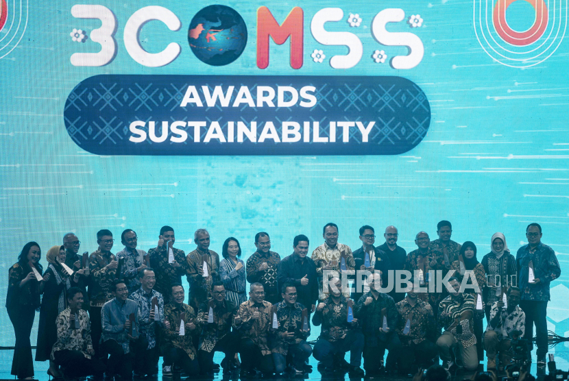 Menteri BUMN Erick Thohir (tengah) berfoto bersama para peraih BCOMSS Awards Sustainability dalam malam puncak BUMN Corporate Communications and Sustainability Summit (BCOMSS) 2023 di Tennis Indoor Stadium Gelora Bung Karno, Senayan, Jakarta, Kamis (9/3/2023). 