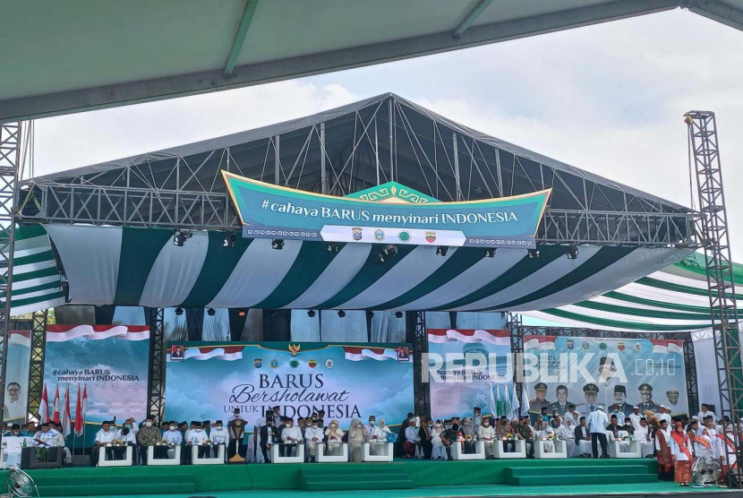 Wakil Presiden Maruf Amin bersama ribuan masyarakat memadati Lapangan Merdeka Barus, Tapanuli Tengah, untuk menghadiri acara Barus Bershalawat untuk Indonesia, Rabu (14/2/2023).