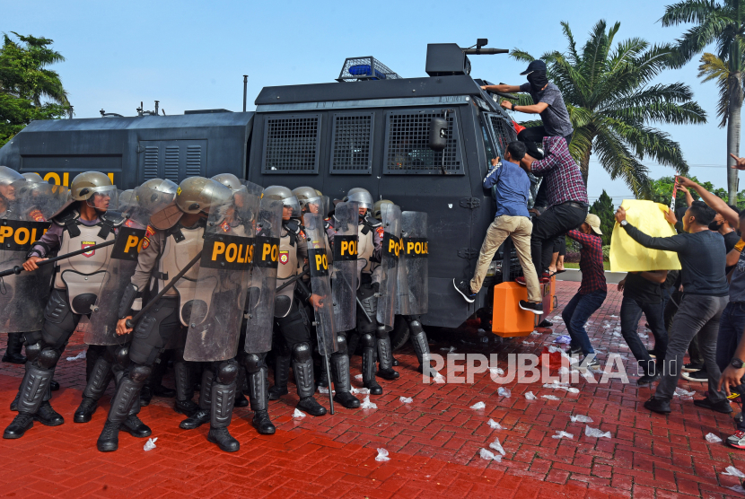 Sejumlah pengunjuk rasa berupaya menyerang kendaraan taktis polisi saat simulasi Pengamanan Demonstrasi Anarkis Pasca Pemilu di halaman Mapolda Banten, di Serang, Selasa (28/6/2022). Simulasi yang melibatkan 450 personel pengamanan pemilu itu bertujuan melatih kesigapan personel dalam mengatasi unjuk rasa anarkis. 