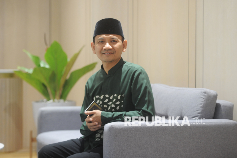 Ustadz Oni Sahroni saat sesi foto dengan Republika di Jakarta, Selasa (18/2/2025).