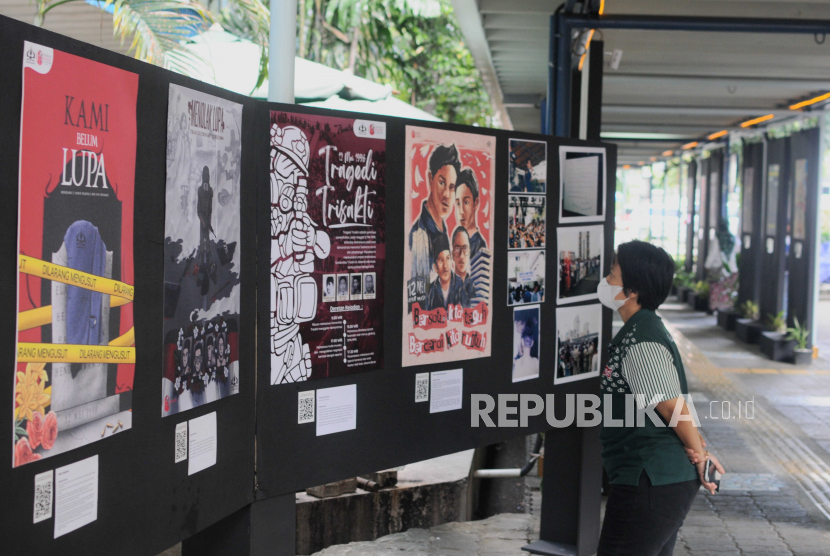 Pengunjung melihat pameran bertajuk 25 Tahun Tragedi Trisakti di Kampus A Universitas Trisakti, Jakarta Barat, Jumat (12/5/2023).