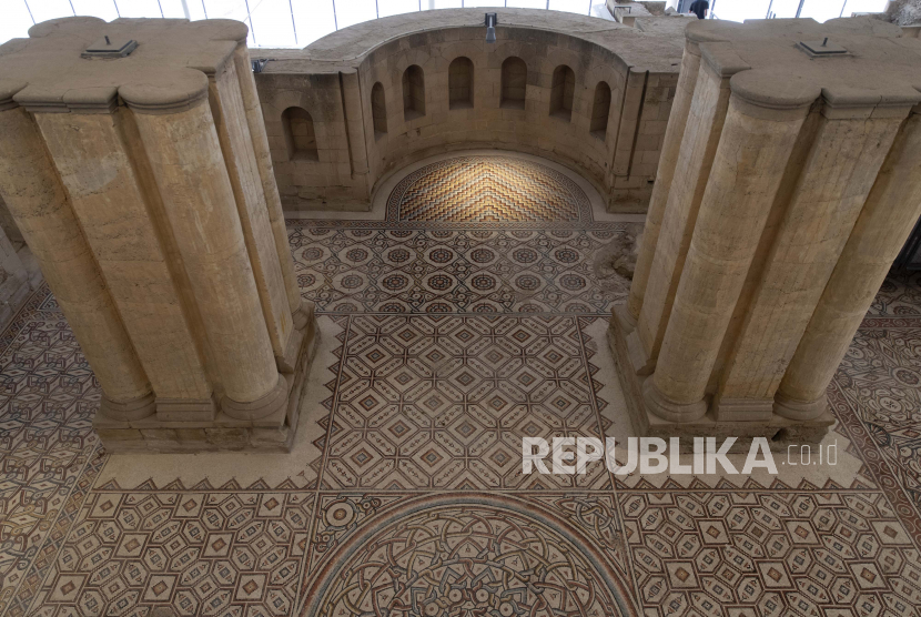 Bagian yang dipugar di situs mosaik abad ke-7 seluas 827 meter persegi (8900 kaki persegi) yang dibuka untuk umum, di situs arkeologi Islam Istana Hisham, utara kota Jericho, Tepi Barat, Kamis, 28 Oktober , 2021. 