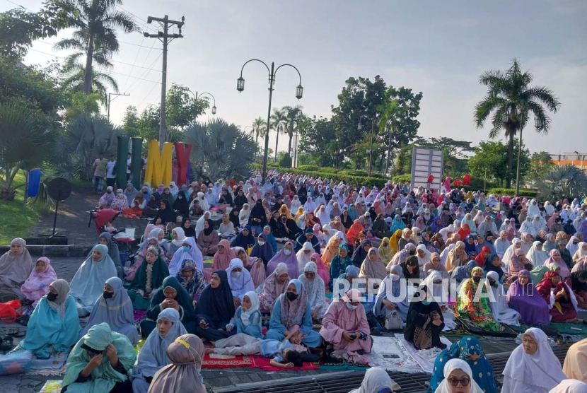 (ILUSTRASI) Suasana sholat Idul Fitri di Universitas Muhammadiyah Yogyakarta.