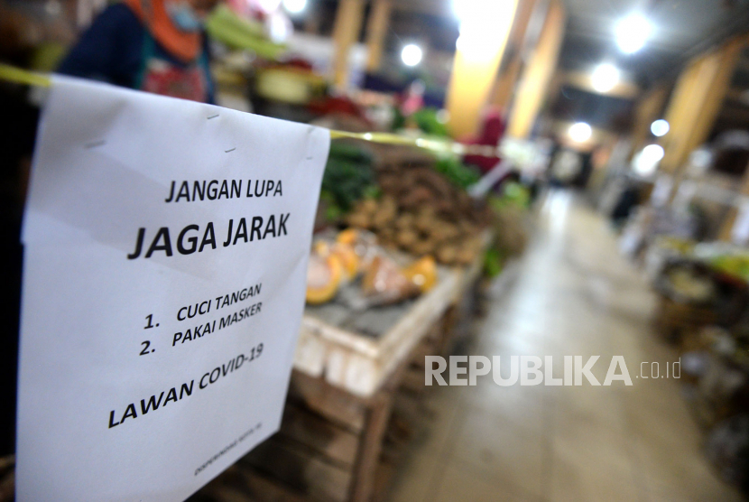 Tanda jarak aman dipasang oleh pengelola Pasar Beringharjo di los sayuran saat pandemi virus corona, Yogyakarta, Selasa (21/4). Pemasangam jarak 50 centimeter ini untuk menjaga jarak aman dari penularan virus corona