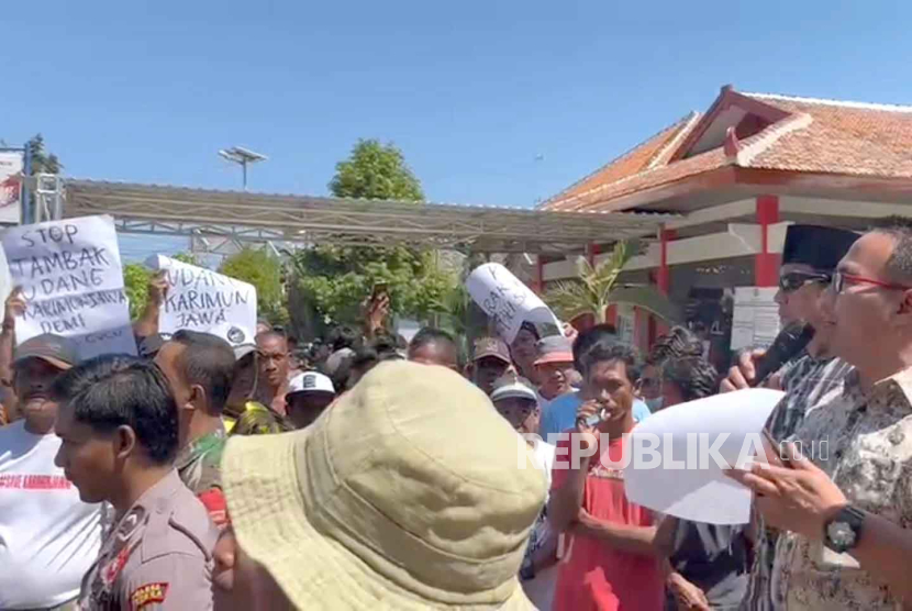Aksi damai elemen warga Karimunjawa, Kecamatan Karimunjawa, Kabupaten Jepara Jawa Tengah yang menuntut penutupan tambak budi daya udang di sana.