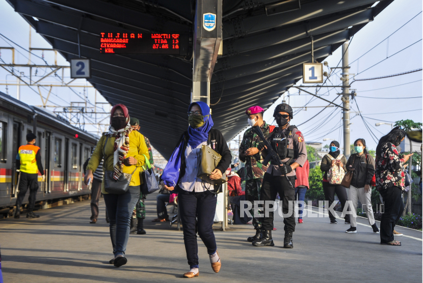 Sejumlah penumpang bersiap menaiki Kereta Rel Listrik (KRL) di Stasiun Bekasi, Jawa Barat, Rabu (15/4/2020). Pada hari pertama Pembatasan Sosial Berskala Besar (PSBB) penumpang kereta api menuju Jakarta diatur untuk menjaga jarak fisik dan jumlah penumpang dibatasi