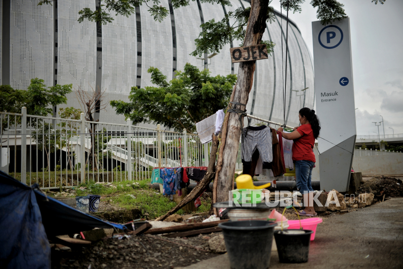 Warga korban gusuran Kampung Bayam beraktivitas di tenda darurat yang didirikan di depan pintu masuk Jakarta International Stadium (JIS), Jakarta. Pemprov DKI akan mengkaji opsi subsidi tarif sewa di Kampung Susun Bayam.