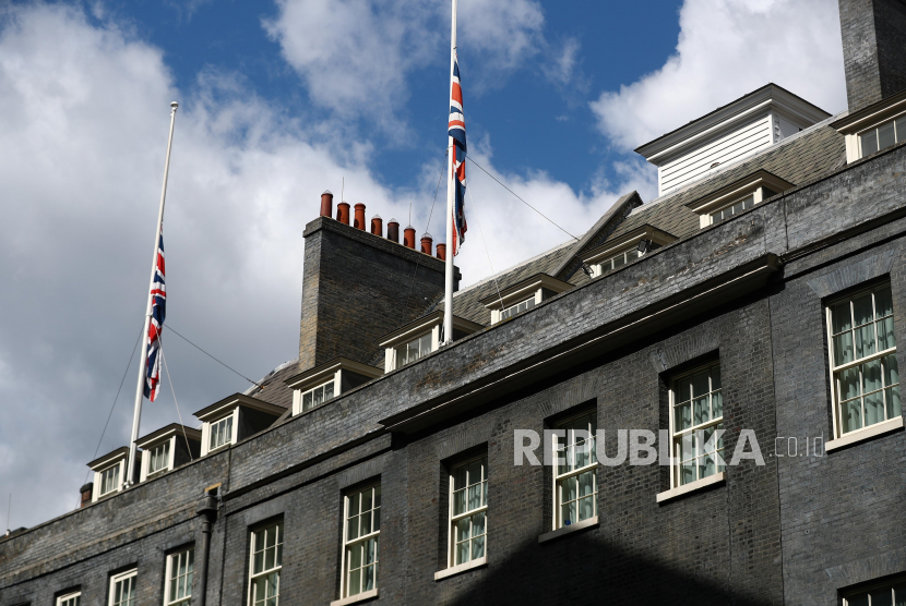  Bendera Union Jack berkibar setengah tiang di atas Downing Street setelah diumumkan bahwa Pangeran Philip dari Inggris, suami Ratu Elizabeth, telah meninggal pada usia 99 tahun, di London, Inggris, 9 April 2021. 