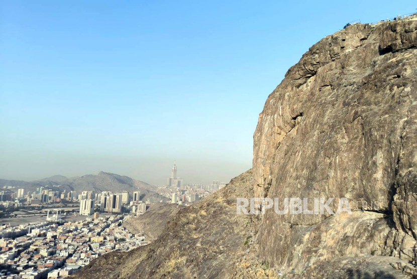 Pemandangan kota Makkah dari atas Jabal Nur, Makkah. Sabtu (10/6/2023). 