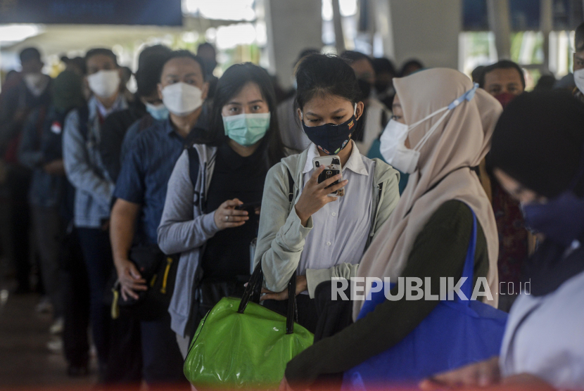 Calon penumpang saat menunggu untuk menaiki KRL di Stasiun Bogor, Kota Bogor, Jawa Barat, Senin (13/9). PT KAI Commuter mulai memberlakukan sertifikat vaksin sebagai syarat untuk naik KRL pada masa PPKM level 3. Republika/Putra M. Akbar