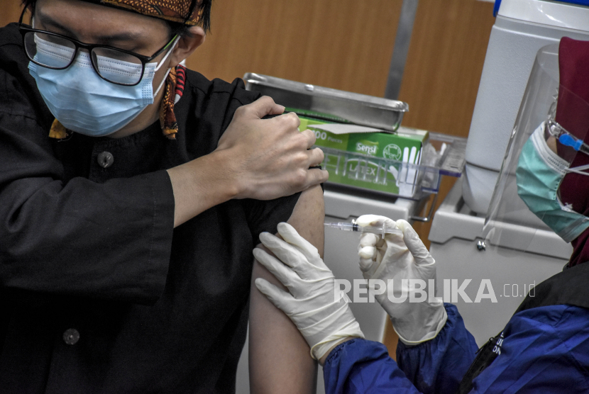 Vaksinator menyuntikkan vaksin Covid-19 Sinovac ke tenaga kesehatan di Rumah Sakit Khusus Ibu dan Anak (RSKIA) Kota Bandung, Jalan Raya Kopo, Kota Bandung, Kamis (28/1). Sekretaris Daerah Kota Bandung Ema Sumarna, Kapolrestabes Bandung Kombes Pol Ulung Sampurna Jaya dan sejumlah tokoh publik bersama sedikitnya 6.911 sumber daya manusia (SDM) di lingkungan kesehatan Kota Bandung yang telah mendapatkan suntikan pertama menjalani penyuntikan vaksin Covid-19 tahap kedua mulai Kamis (28/1). Foto: Abdan Syakura/Republika