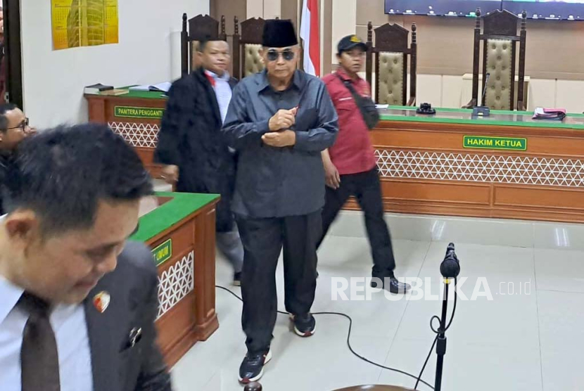 Pimpinan Mahad Al-Zaytun Indramayu yang menjadi terdakwa kasus dugaan penistaan agama, Panji Gumilang, memasuki ruangan sidang di Pengadilan Negeri Indramayu, Rabu (6/12/2023). 