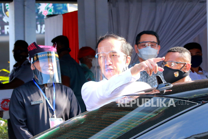 Presiden Joko Widodo (kedua kiri) kunjungan kerja ke Jawa Timur, Kamis (25/6). Saat itu, Jokowi memberikan target kepada Jatim untuk bisa menurunkan angka kasus Covid-19 dalam dua pekan. (ilustrasi)