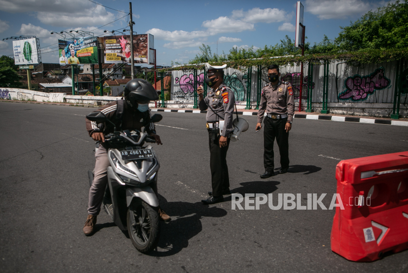 Polisi melakukan sosialisasi kepada pengguna jalan saat penutupan jalan kawasan Malioboro, Yogyakarta, Senin (5/7/2021). Sosialisasi penutupan jalan di kawasan Malioboro tersebut untuk mengurangi kerumunan selama penerapan PPKM Darurat hingga 20 Juli 2021. 