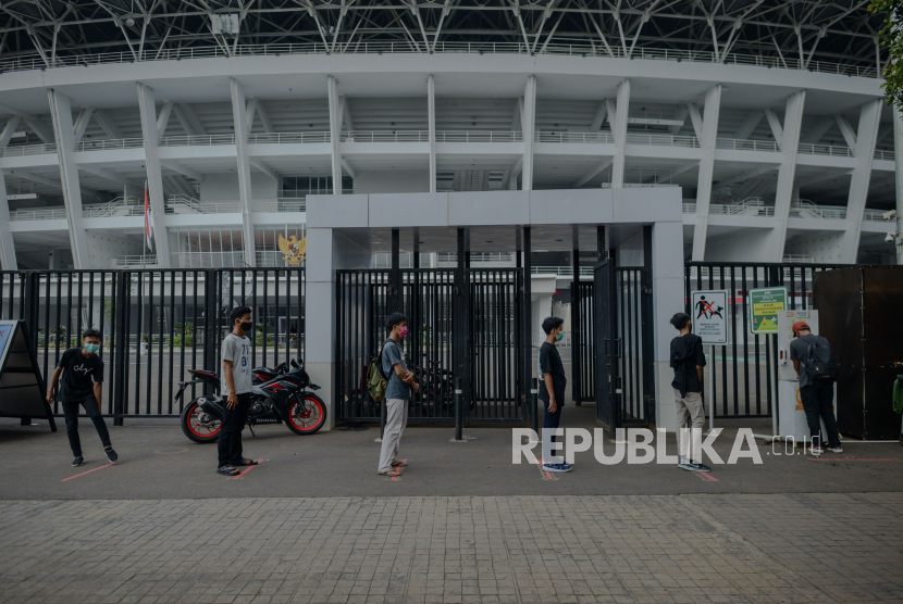 Pengunjung menerapkan jarak fisik saat mengantre untuk cuci tangan di kawasan Gelora Bung Karno,  Jakarta, Kamis (18/6). Direktur Utama Pusat Pengelolaan Komplek Gelora Bung Karno (PPK-GBK) menerapkan aturan baru terkait standar protokol kesehatan di area Stadion Utama Gelora Bung Karno pada masa PSBB transisi untuk mengatasi peningkatan pengunjung pada akhir pekan