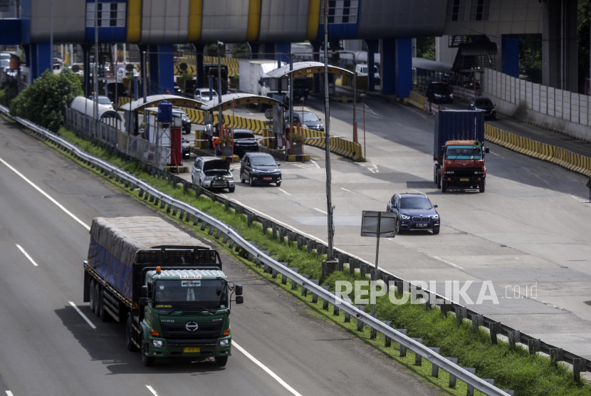 Sejumlah truk melintasi ruas jalan Tol Jagorawi di Jakarta, Selasa (20/12/2022). Pemerintah mengumumkan perpanjangan pembatasan kendaraan angkutan barang hingga Jumat (28/4/2023).