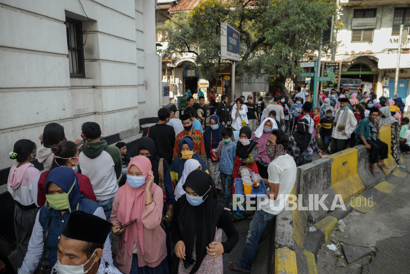 Sejumlah wisatawan memadati kawasan Kota Tua di Jakarta. Foto kawasan tersebut menjadi alternatif liburan warga di akhir pekan pada masa PSBB transisi mengingat kawasan Museum Fatahillah masih ditutup akibat pandemi COVID-19. (ilustrasi)