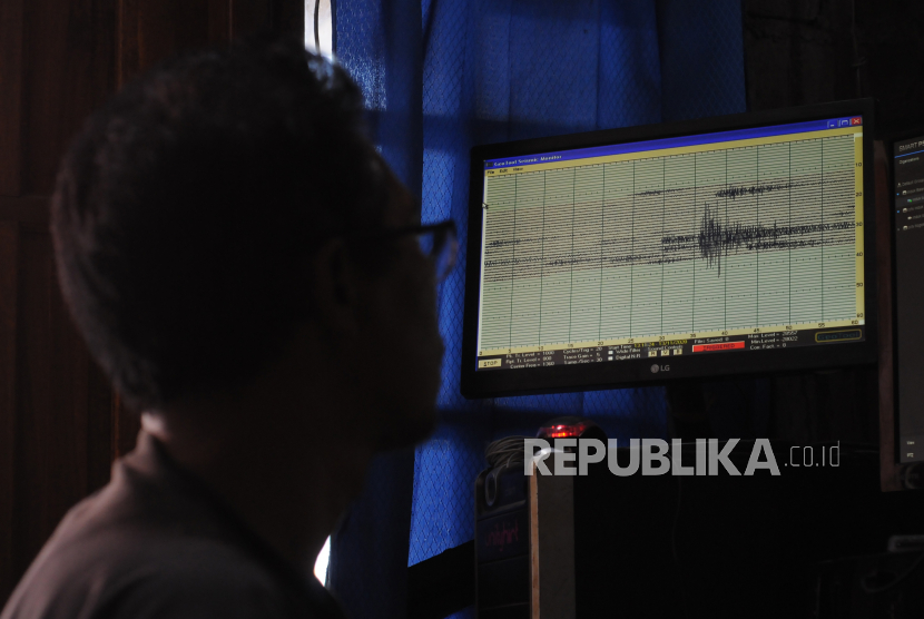 Relawan mengamati aktivitas Gunung Merapi dari Pos Pantau Merapi Balerante di Kemalang, Klaten, Jawa Tengah, Jumat (13/11/2020). Berdasarkan data Balai Penyelidikan dan Pengembangan Teknologi Kebencanaan Geologi (BPPTKG) pada tangga 6 - 12 November 2020, kegempaan Gunung Merapi tercatat 244 gempa vulkanik dangkal, 2.189 gempa fase banyak, sembilan gempa low frekuensi, 385 gempa guguran, 403 gempa hembusan dan enam gempa tetonik di mana intensitas kegempaan pada minggu ini lebih tinggi dibandingkan minggu lalu. 