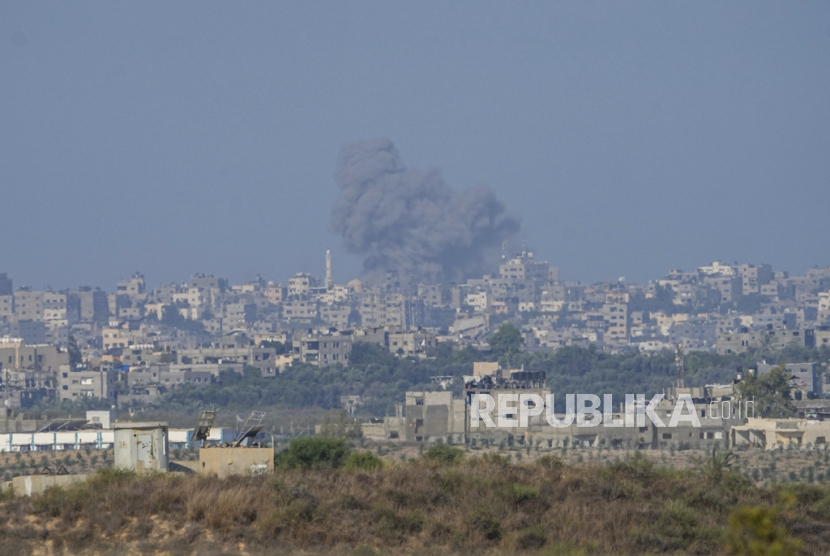 Asap mengepul keudara setalah serangan udara Israel di Jalur Gaza, terlihat dari Israel selatan, Ahad, (15/10/2023).