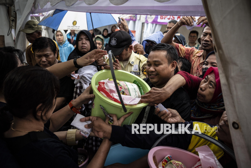 Warga berebut untuk menukarkan kupon dengan paket sembako murah pada Bazar Ramadhan 2025 di halaman Balai Kota Semarang, Jawa Tengah, Selasa (25/3/2025). Bazar yang diselenggarakan Pemkot Semarang jelang Lebaran itu menyediakan paket sembako murah seharga Rp50.000. 