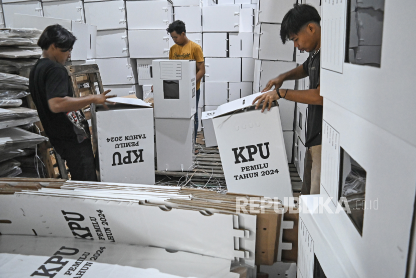 Pekerja merakit kotak suara Pemilu 2024 di gudang logistik KPU Tangerang Selatan, Banten, Kamis (28/12/2023). KPU setempat mulai melakukan proses perakitan kotak suara dengan jumlah total 19.134 buah yang akan didistribusikan ke delapan kecamatan di wilayah tersebut.  